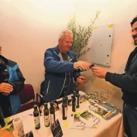 Stojnice z oljčnim oljem so stalnica na festivalu v Šempasu