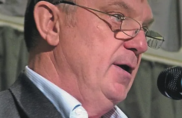 Anton Može: “Moram reči, da so ljudje vse bolj navdušeni nad vetrnicami. Celo v vasi Laže, kjer veljajo za največje nasprotnike, smo pridobili nekaj podpisov.” 
