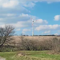 Bo vetrnica  pri Dolenji  vasi  potegnila za seboj še vetrnice v Senožeških brdih in pod Vremščico? Za to se bije boj med dvema Civilnima iniciativama, ki vsaka na svoj način dokazujeta in iščeta  svoj prav. CI Antona Možeta želi celo zrušiti