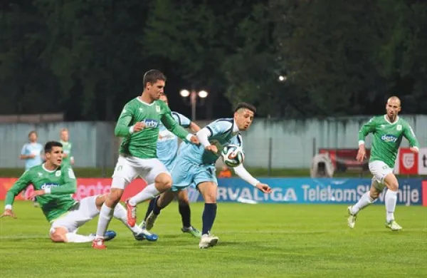 Gianluca Lapadula (desno v modrem dresu) je proti Olimpiji prejel rumeni karton, zaradi katerega bo moral preskočiti sobotni dvoboj z Mariborom v Ljudskem vrtu