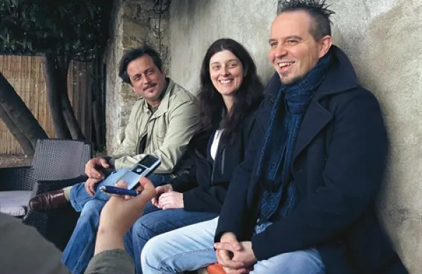 Glasbenik Michele Marelli (desno) in prirediteljski tandem Tatjana Jercog in Ambrož Čopi