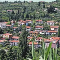 Portorož pomeni petino višje cene. Približno 60 kvadratnih metrov veliko stanovanje s pogledom na morje, vendar brez centralnega ogrevanja, stane  120.000 do 140.000 evrov. 