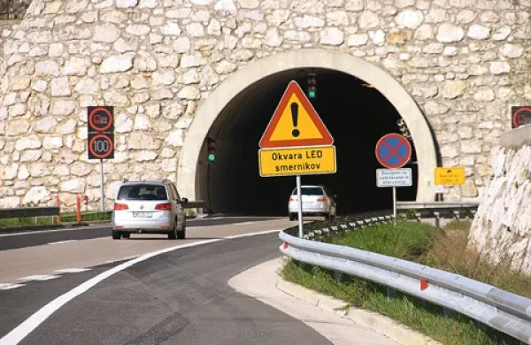 Na okvaro smernikov opozarjajo prometni znaki pred vhodom v predore