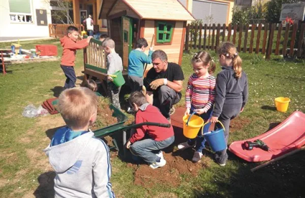 Na vrtčevskem igrišču stoji prečudovita hišica, ravno takšna, kakršno poznamo iz pravljice o Janku in Metki, le da na naši  ni medenjakov in čokoladnih paličic