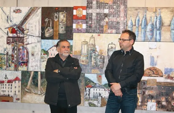 Danilo Jereb in organizator razstave Nande Rupnik pred “ikonostasom” Idrija