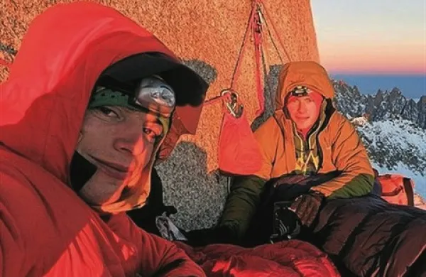 Luka Lindič in Luka Krajnc, člana slovenske mladinske alpinistične reprezentance, sta sredi letošnjega marca preplezala impozantno smer Rolling Stones (Kotaleči se kamni) v severni steni Grandes Jorasses