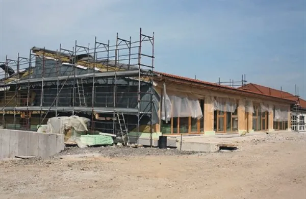 Nov vrtec v Črnem Vrhu bo stal kar 1,7 milijona evrov in bo dražji od prvotno načrtovanega, a bodo, tako kažejo meritve,  otroci v njem varni pred radonom