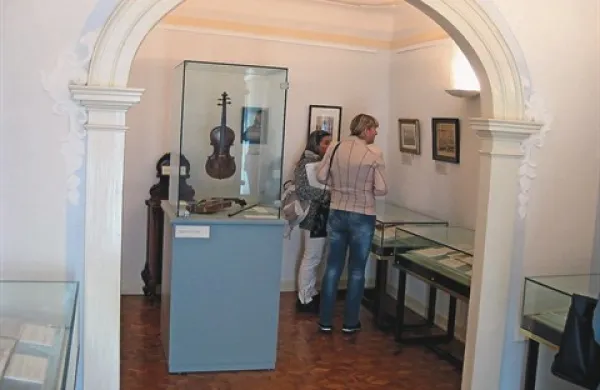 Spominsko sobo, v kateri je razstavljena tudi Tartinijeva violina, so obnovili, zbirko pa dopolnili