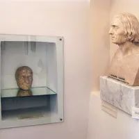 Očiščen Tartinijev doprsni kip na novem podstavku (desno) in Tartinijeva posmrtna maska