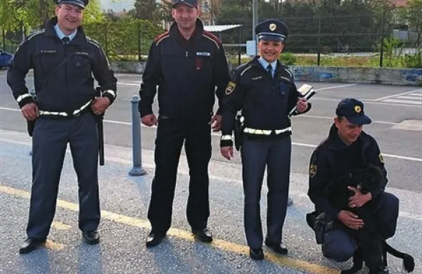 Nekateri lastniki psov   v Izoli ne  pobirajo pasjih iztrebkov. Na to je policijo obvestilo več občanov.  Včeraj so občinski redar, dva policista, policist vodnik službenih psov in policijski službeni pes skupaj opravili kontrolo lastnikov psov pri