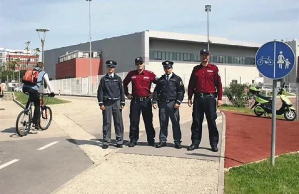 Mešana patrulja v Kopru nadzira tudi omejitev voženj po kolesarskih stezah in pešpoteh
