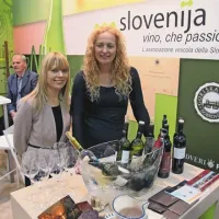 Na stojnici Vinske družbe Slovenije sta Vinakoper predstavljali Tina Pavšič (levo) in Marija Kerkez