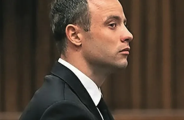 Južnoafriški paraolimpijec in atlet Oscar Pistorius, ki je obtožen umora svojega dekleta Reeve Steenkamp, je danes v navzkrižnem zaslišanju na sodišču v Pretorii ponovil, da je dekle ubil po nesreči