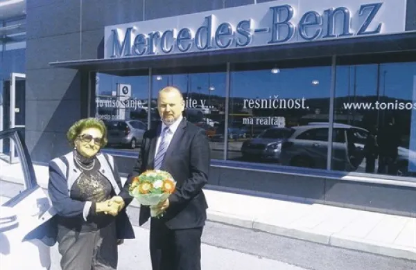 Vida Zadnik s Škofij je po sedmih desetletjih vozniškega staža  menjala že sedemindvajset avtomobilov, pred kratkim pa si je privoščila že tretjega mercedesa, model razreda B