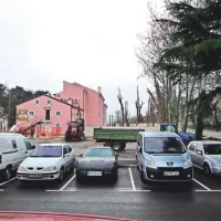 In tako prazno je parkirišče pred hotelom zdaj