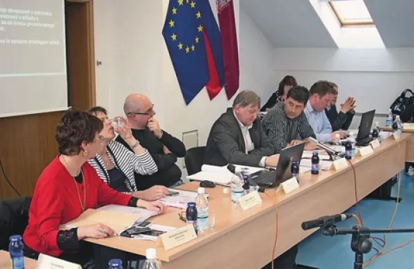 Na torkovi občinski seji v Postojni se je izvedelo, da se je župan Jernej Verbič (na fotografiji četrti z leve) dobil na sestanku z ministrom za obrambo Romanom Jakičem. Zakaj je sestanek prikrival javnosti in njej, če je bil ta dobronameren, je