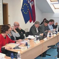 Na torkovi občinski seji v Postojni se je izvedelo, da se je župan Jernej Verbič (na fotografiji četrti z leve) dobil na sestanku z ministrom za obrambo Romanom Jakičem. Zakaj je sestanek prikrival javnosti in njej, če je bil ta dobronameren, je