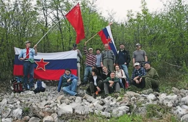 Aktivisti so se obnavljanja napisa na Sabotinu lotili z vso pripadajočo ikonografijo 