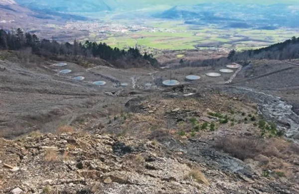 Konec aprila naj bi začeli odvažati material, ki bi v določenih okoliščinah lahko zasul betonske vodnjake