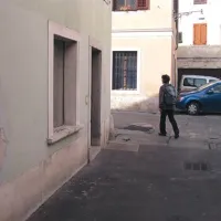Okenska polica, na kateri je bil strup, je le meter nad tlemi, in zlahka bi jo dosegel tudi otrok