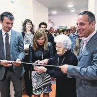 Nov oddelek so odprli  (z leve): direktor Zdravstvenega doma Koper Matevž Ravnikar, direktorica doma Neva Tomažič, stanovalka  Roza Solina in koprski podžupan Danijel Cep