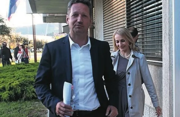 “Nedolžni smo,” je včeraj v sodni dvorani ponovil koprski župan Boris Popovič, za katerega je državna tožilka predlagala štiri leta zapora, za Sabino Mozetič pa dve leti zapora
