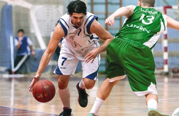 Košarkarji Portoroža se za pomembno zmago proti Tajfunu  lahko v največji meri zahvalijo svojemu kapetanu Sašu Ožboltu (v belem dresu)
