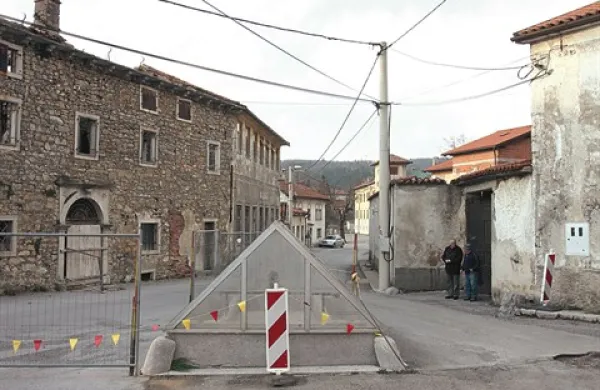 Občina Divača bo še preučila, kaj zanjo pomeni sprejem darila, ki ji ga zastonj ponuja Škofija Koper. Jančarjevo domačijo  v Senožečah bo  treba namreč čim prej vsaj za silo obnoviti, občina pa za to nima denarja.