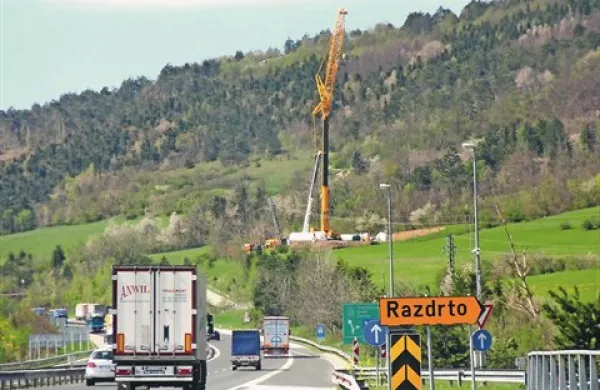 Danes ali jutri naj bi pri Razdrtem, ob vznožju Nanosa,  začeli sestavljati vetrno elektrarno
