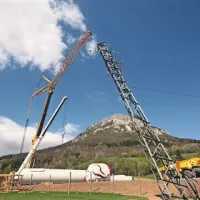 Za dvig 53 metrov visokega stebra in pritrditev krakov na njegov vrh so pripeljali dve dvigali: za 500 in 100 ton. Kdaj bodo vetrnico priklopili na omrežje, pa še ni znano, saj je mnogo daljnovodov še podrtih.  
