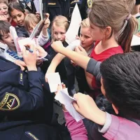 Tina Maze včeraj v vlogi policistke ni podpisovala plačilnih nalogov prehitrim voznikom, ampak je svoj avtogram večkrat zapisala v beležke novogoriških osnovnošolcev