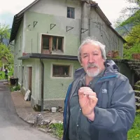  Rene Čopi  v desetih letih ni dočakal rušenja poškodovane hiše in nove domačije, v kateri ima  atelje