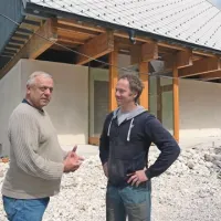 Predsednik KS Čezsoča Ambrož Skočir (desno) in član sveta KS Anton Predavek se čudita potratni gradnji novega vaškega doma