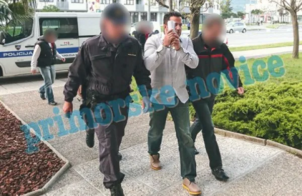 Najprej so pripeljali 34-letnega osumljenca, za katerim je razpisana tudi Interpolova tiralica ...