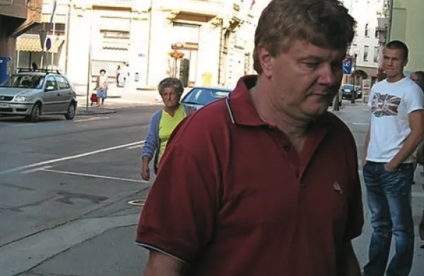 Branko Maček, ki je bil obsojen na desetletno zaporno kazen, ker je oktobra 2009 pijan povzročil prometno nesrečo na avtocesti pri Arji vasi, v kateri so umrle tri osebe, odhaja iz zapora na Dobu
