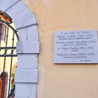 V Šolski ulici 22 v Solkanu so odkrili  spominsko ploščo Pajkovi in njenim sorodnikom