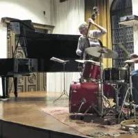 Zlatko Kaučič, kontrabasist Paolino Dalla Porta in pianist Stefano Battaglia