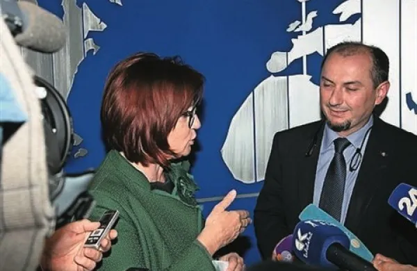 Gašpar Gašpar Mišič in predsednica uprave Alenka Žnidaršič Kranjc pred novinarji