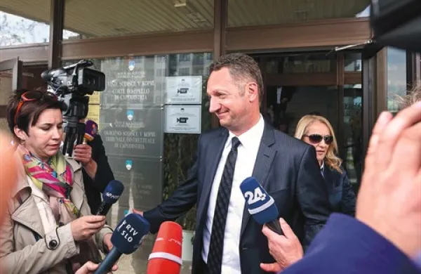 Medtem ko je v skoraj prazni sodni dvorani sodnica pojasnjevala argumente za obsodbo, je Boris Popovič pred sodiščem novinarjem predstavljal svojo plat resnice