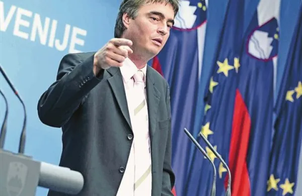Po anketi Dela bi na evropskih volitvah z 20,8 odstotka glasov zmagala SDS z Milanom Zverom