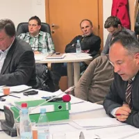 Primož Kapus iz podjetja Amicus (desno) - investitor v vetrni park osmih vetrnic pod  Vremščico skupaj z Antonom Možetom (levo)  iz Agrarne skupnosti Gabrče, pobudnikom tega projekta. Tudi Kapus prebivalcem obljublja vaški dom, tako vsaj pravi Može.  