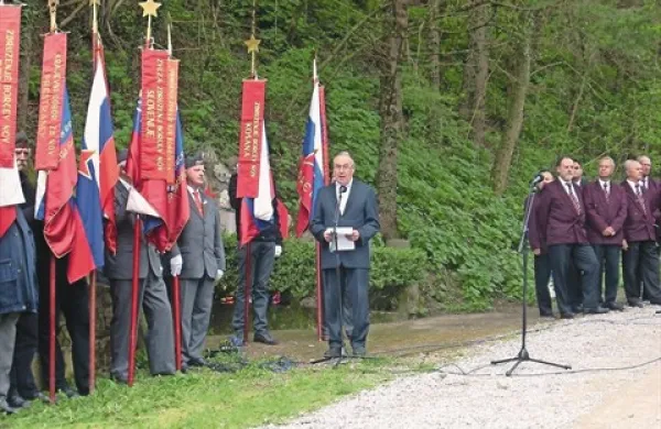 Na slovesnosti je zbrane nagovoril tudi predsednik Zveze združenj borcev za vrednote NOB Tit Turnšek, program so oblikovali  Moški pevski zbor Lopar in košanski učenci