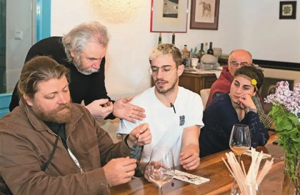 Branko Čotar (v sredini) je gostom odstrnil svoj pogled na kraška vina. Levo je John Wuderman, desno pa Nicola Ettore Antani Finotto.  