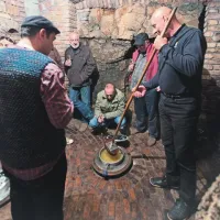 Gruzijski vinarji so z velikim zanimanjem prisluhnili izkušnjam Svetozarja Raspopovića (desno) o pridelavi vin po njihovi metodi  