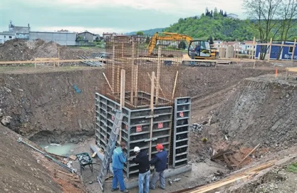Pri Grabcu v Mirnu  delavci urejajo tudi črpališče za fekalne vode  