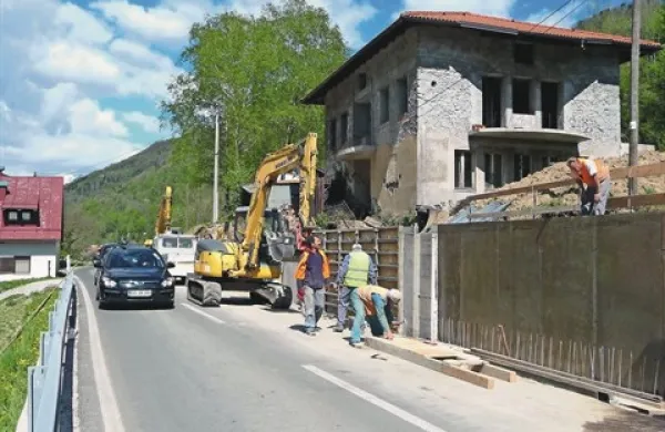Dela tečejo brez težav, zaporam ceste pa se ni mogoče izogniti, pravijo na direkciji 