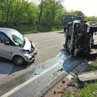 Danes zjutraj se je na cesti med Prosekom in Opčinami zgodila prometna nesreča, v kateri sta bila udeležena voznik avtomobila znamke smart in vojaško vozilo