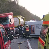 V hudi prometni nesreči dva mrtva
