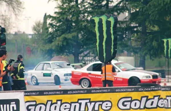 Uvodno dirko slovenskega pokala združenja AŠ 2005 v akrobatskem avtomobilizmu - driftu je   dobil Ajdovec Dejan Fakuč (na fotografiji v rdečem avtomobilu)