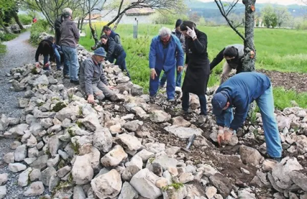 Porušeni suhi zid na začetku del ...